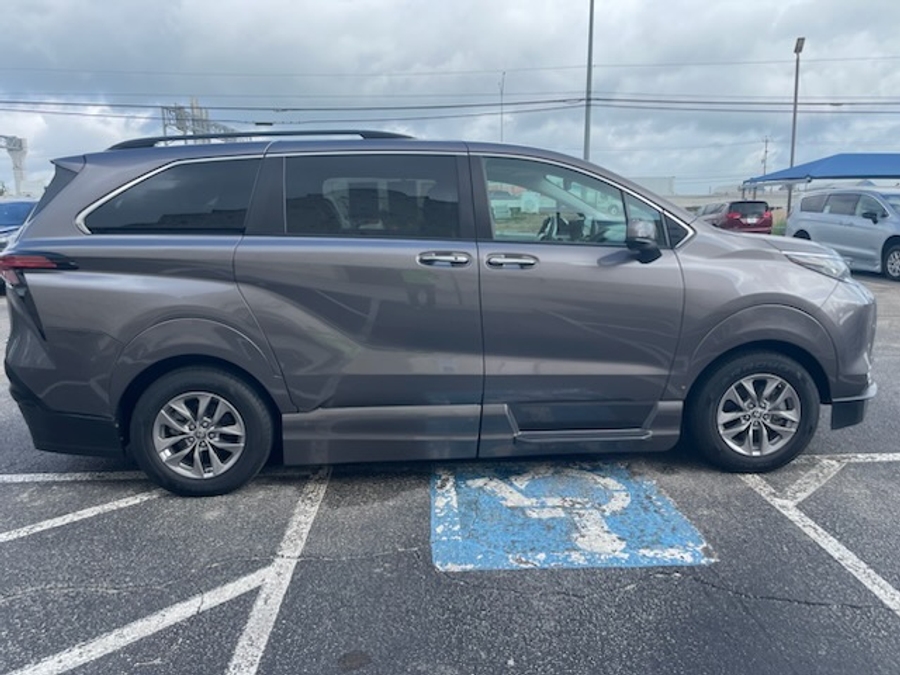 Brown Toyota Sienna image number 3