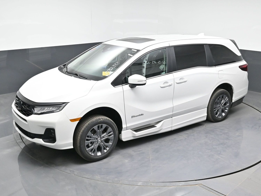 White Honda Odyssey image number 23