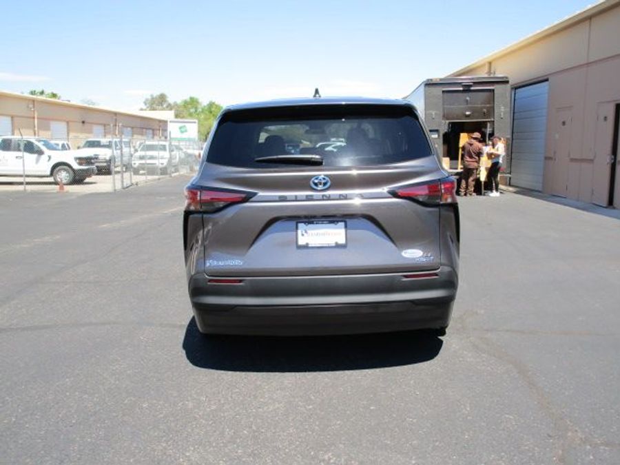 Used 2021 Toyota Sienna Hybrid LE - BraunAbility Side Entry Entry Fold Out Automatic Ramp