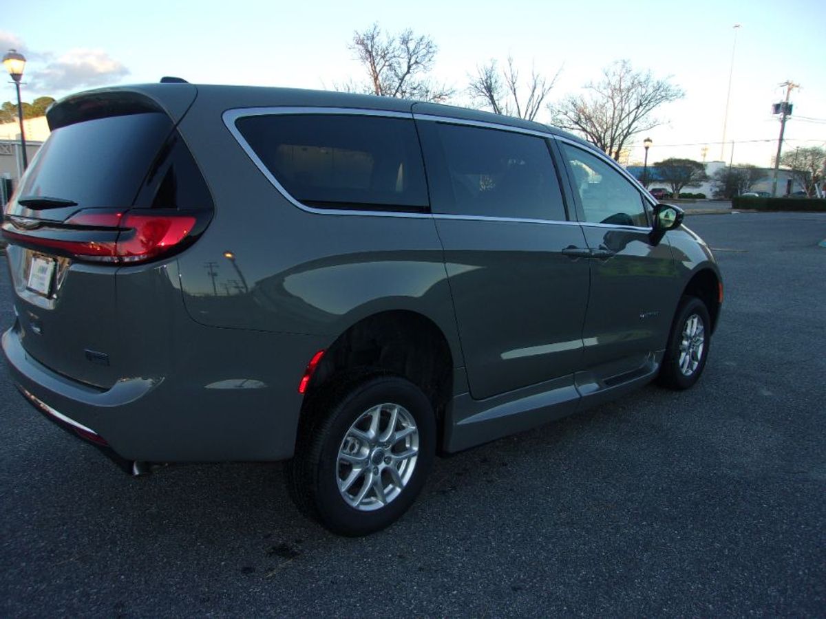 Grey Chrysler Pacifica image number 3