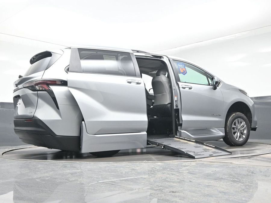 Silver Toyota Sienna image number 7