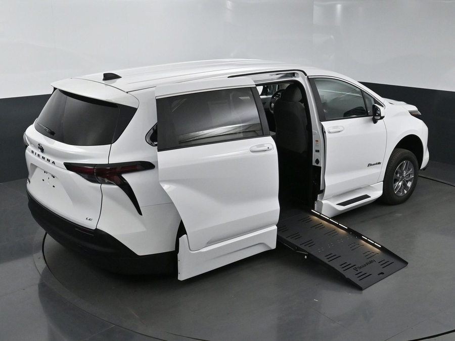 New 2025 Toyota Sienna Hybrid LE - BraunAbility Side Entry Entry Fold Out Automatic Ramp
