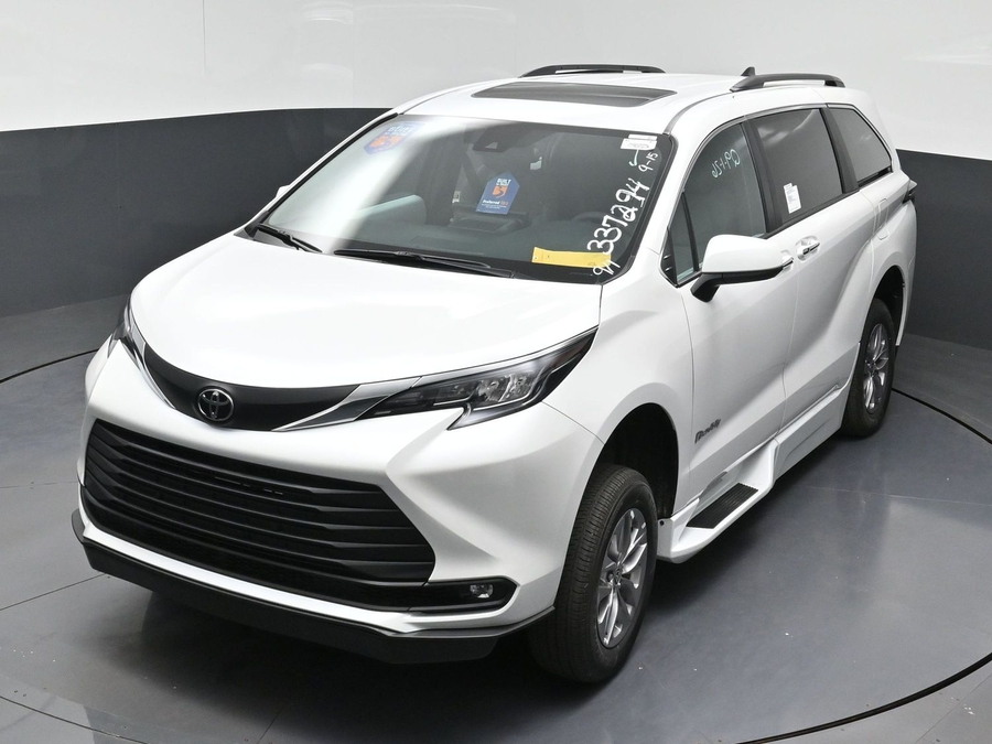 New 2026 Toyota Sienna Hybrid XLE Base - BraunAbility Side Entry Fold Out Automatic Ramp