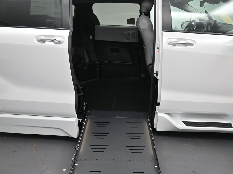 New 2026 Toyota Sienna Hybrid XLE Base - BraunAbility Side Entry Fold Out Automatic Ramp