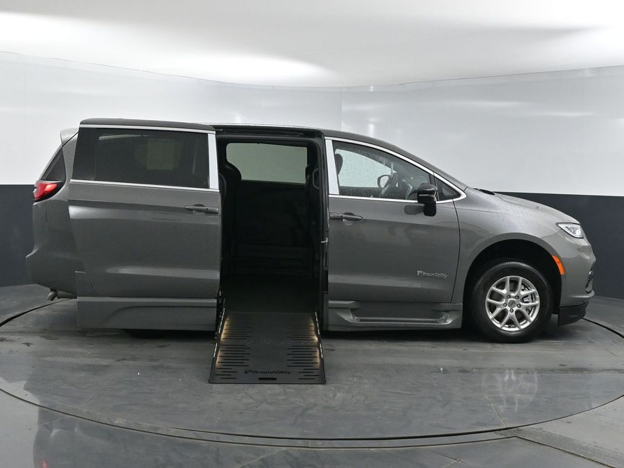 New 2025 Chrysler Pacifica Select Safety - BraunAbility Side Entry Entry Fold Out Automatic Ramp