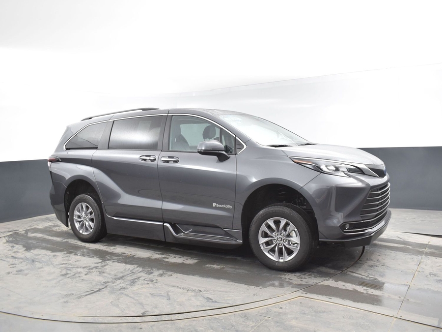 New 2025 Toyota Sienna Hybrid XLE PLUS - BraunAbility Side Entry Entry Fold Out Automatic Ramp