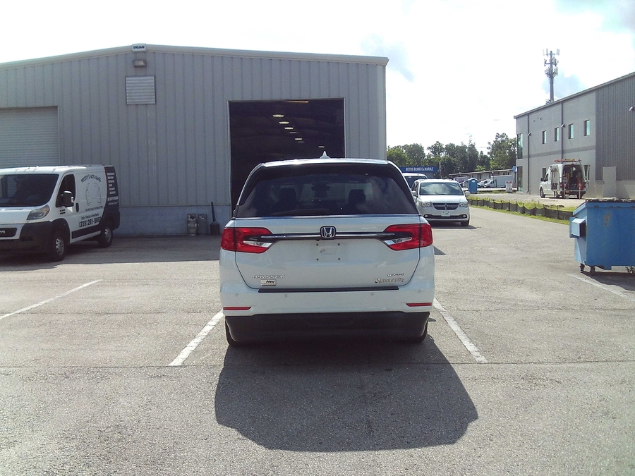 White Honda Odyssey image number 4