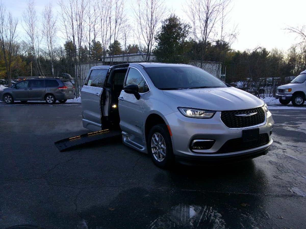 2024 Chrysler Pacifica Touring's photo