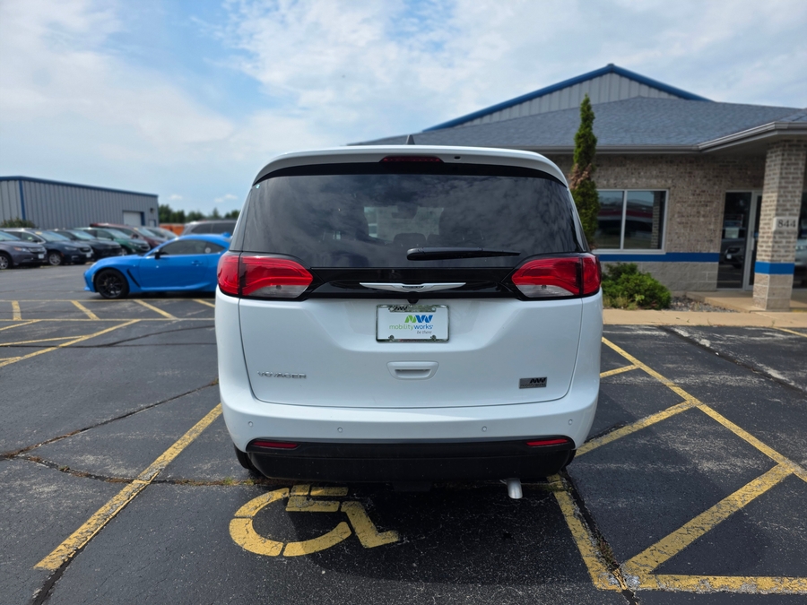 White Chrysler Voyager image number 5