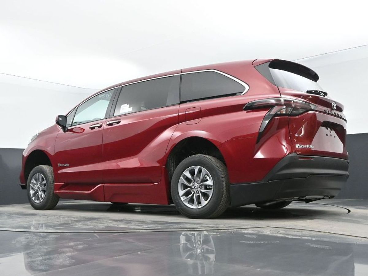 Red Toyota Sienna image number 14