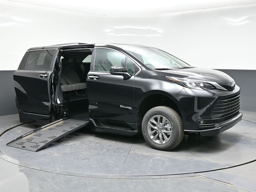 New 2026 Toyota Sienna Hybrid XLE Base - BraunAbility Side Entry Entry Fold Out Automatic Ramp