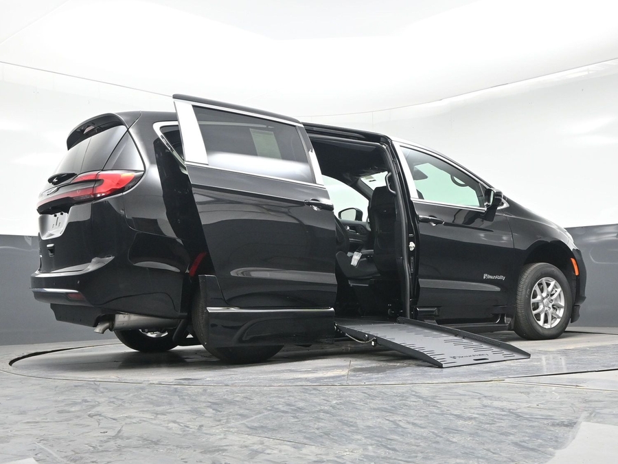 Black Chrysler Pacifica image number 18