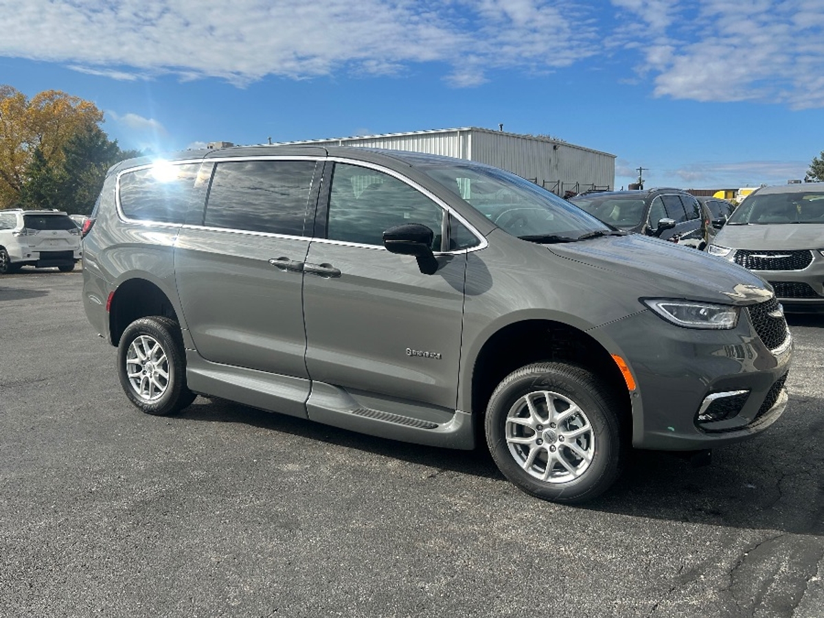 Grey Chrysler Pacifica image number 12