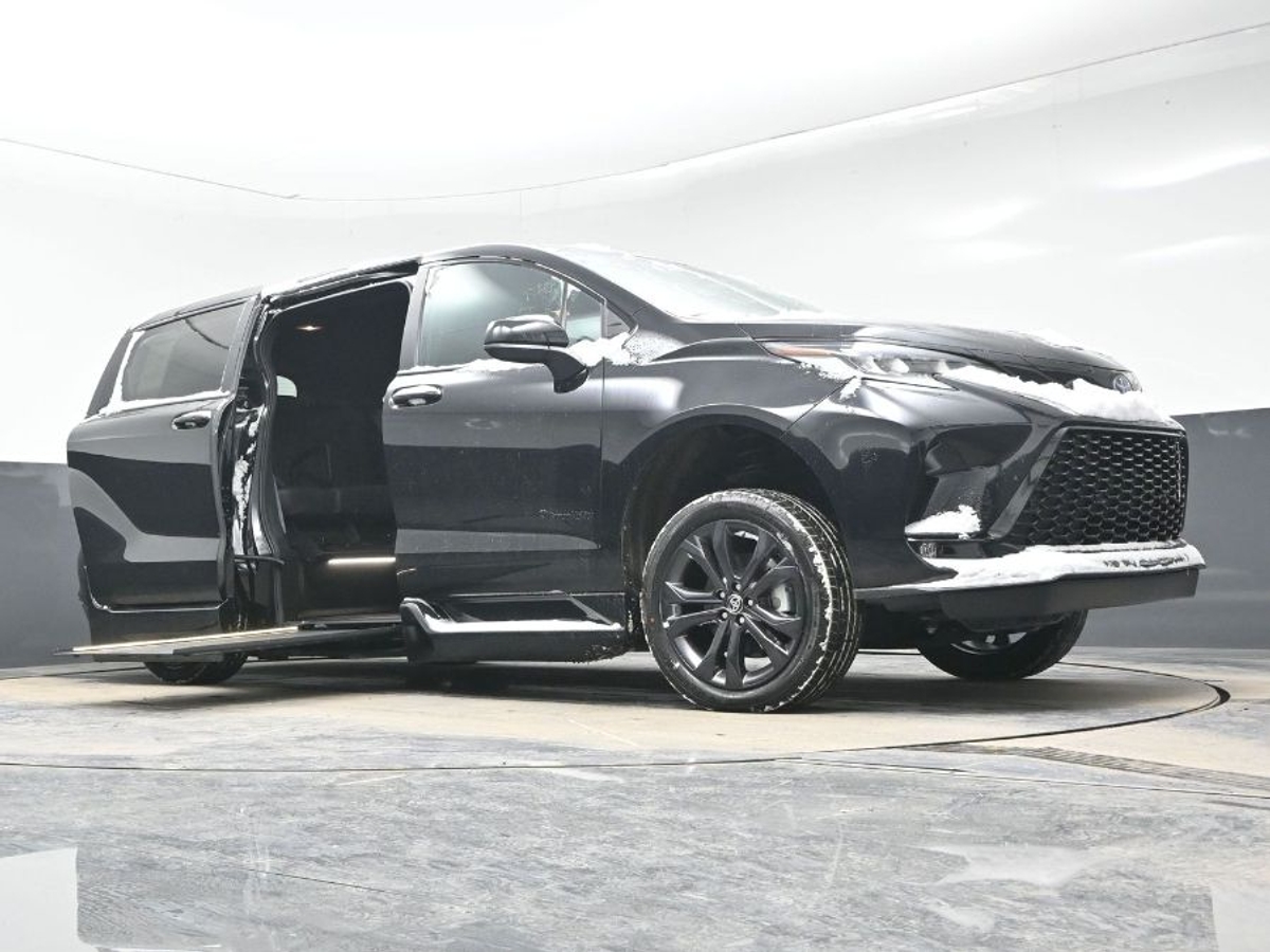 Black Toyota Sienna image number 18