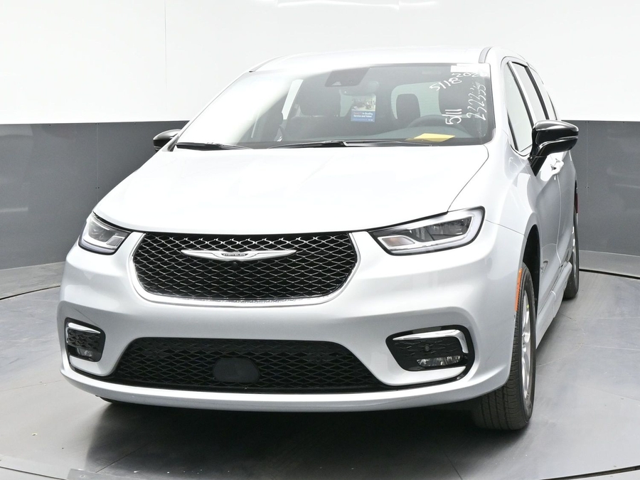 Silver Chrysler Pacifica image number 2