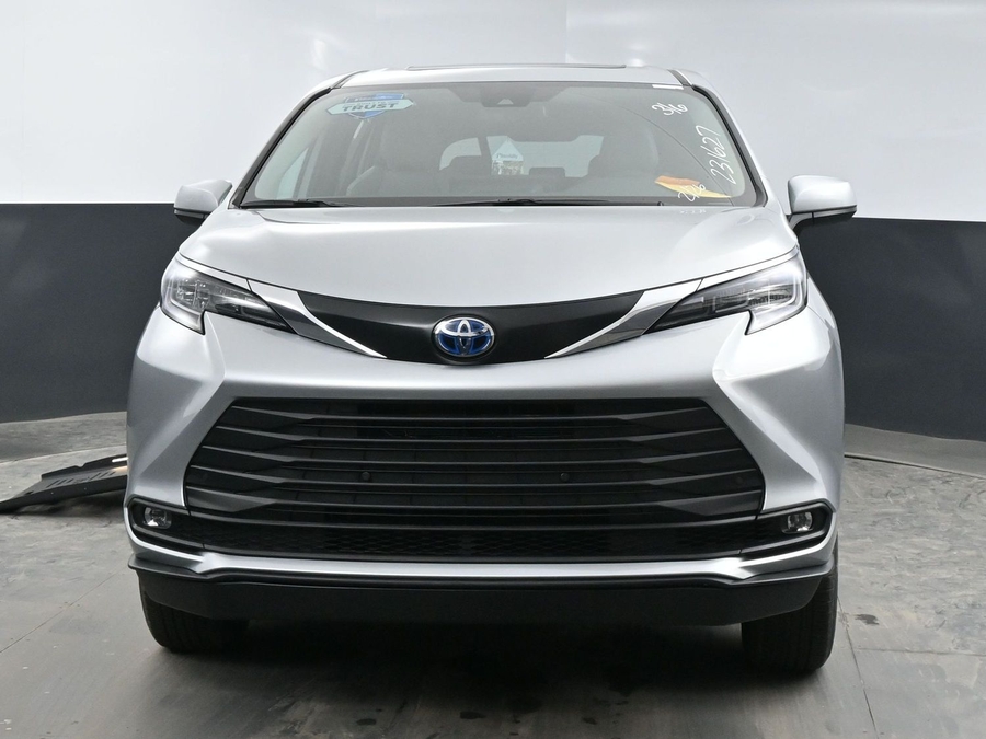 New 2025 Toyota Sienna Hybrid XLE Base - BraunAbility Side Entry Entry Fold Out Automatic Ramp