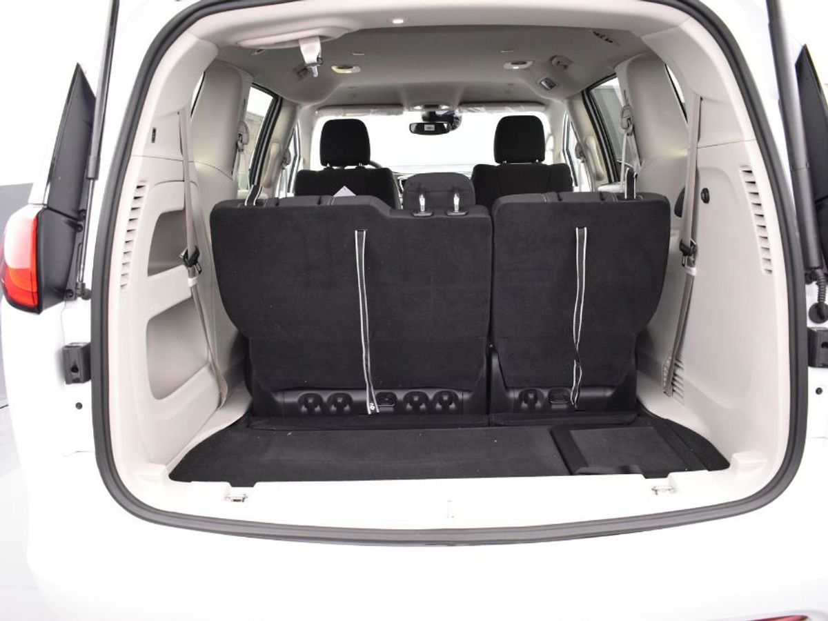 White Chrysler Voyager image number 18