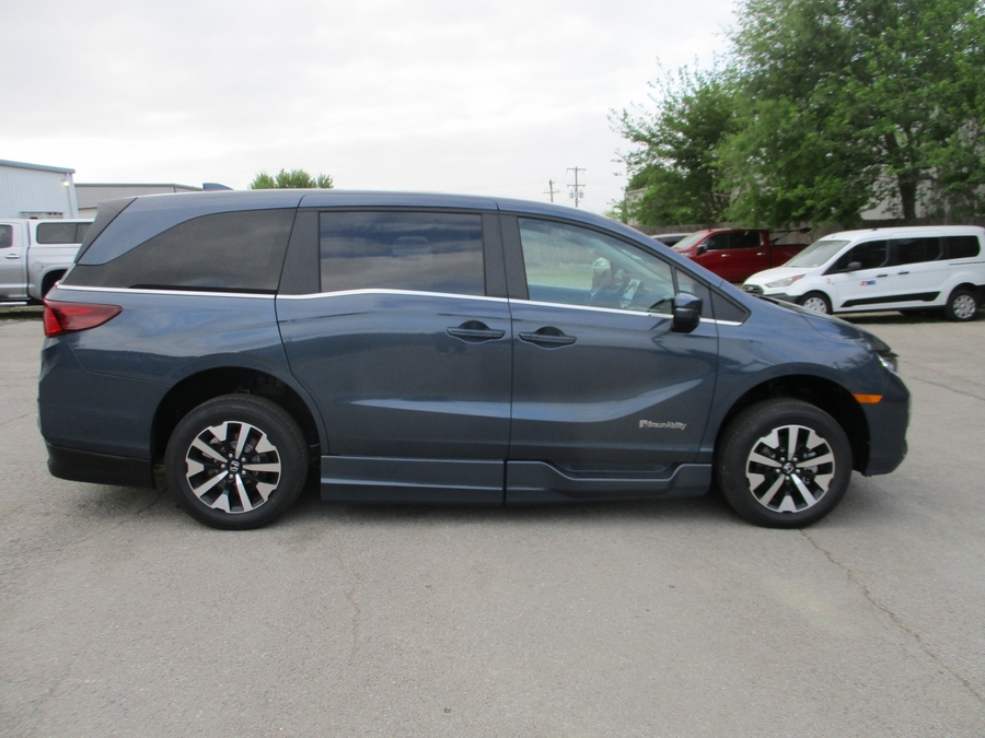 Blue Honda Odyssey image number 5