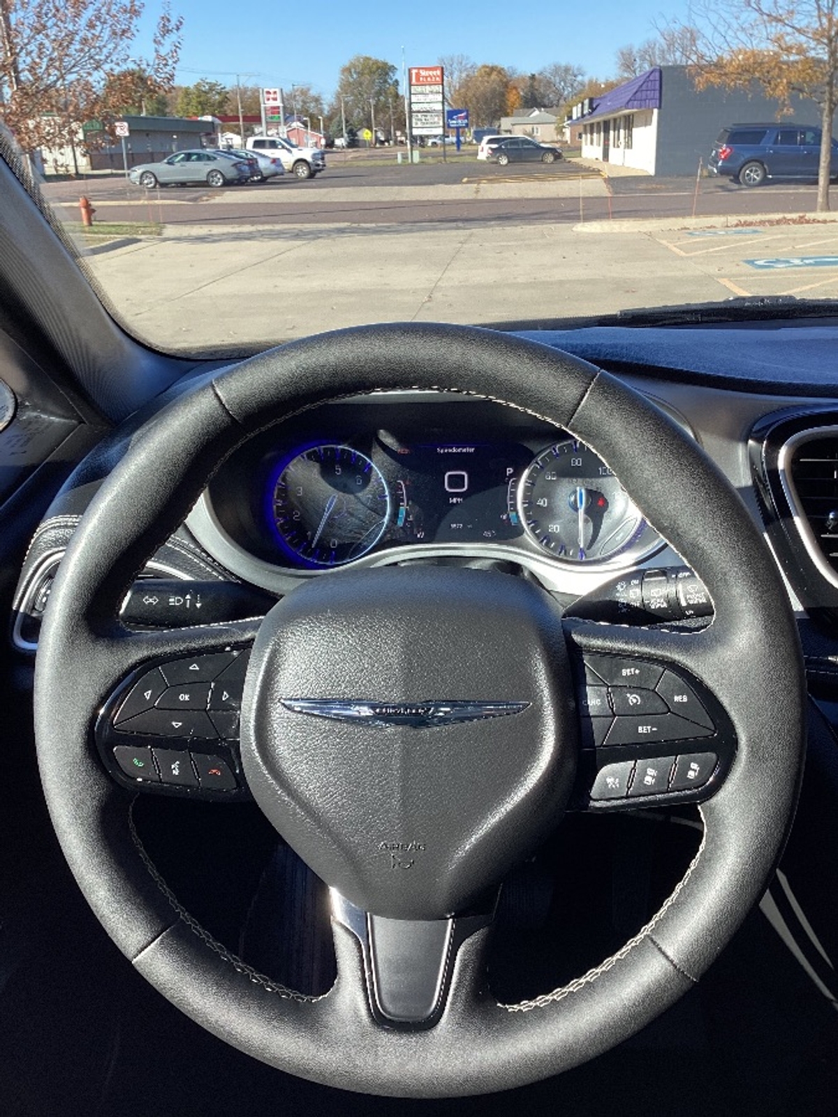 Black Chrysler Pacifica image number 14