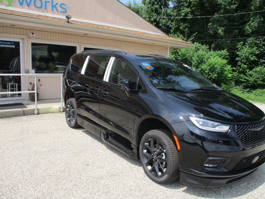 Número de imagen Chrysler Pacifica negro 2