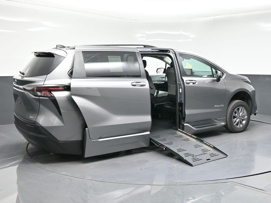 Grey Toyota Sienna image number 4