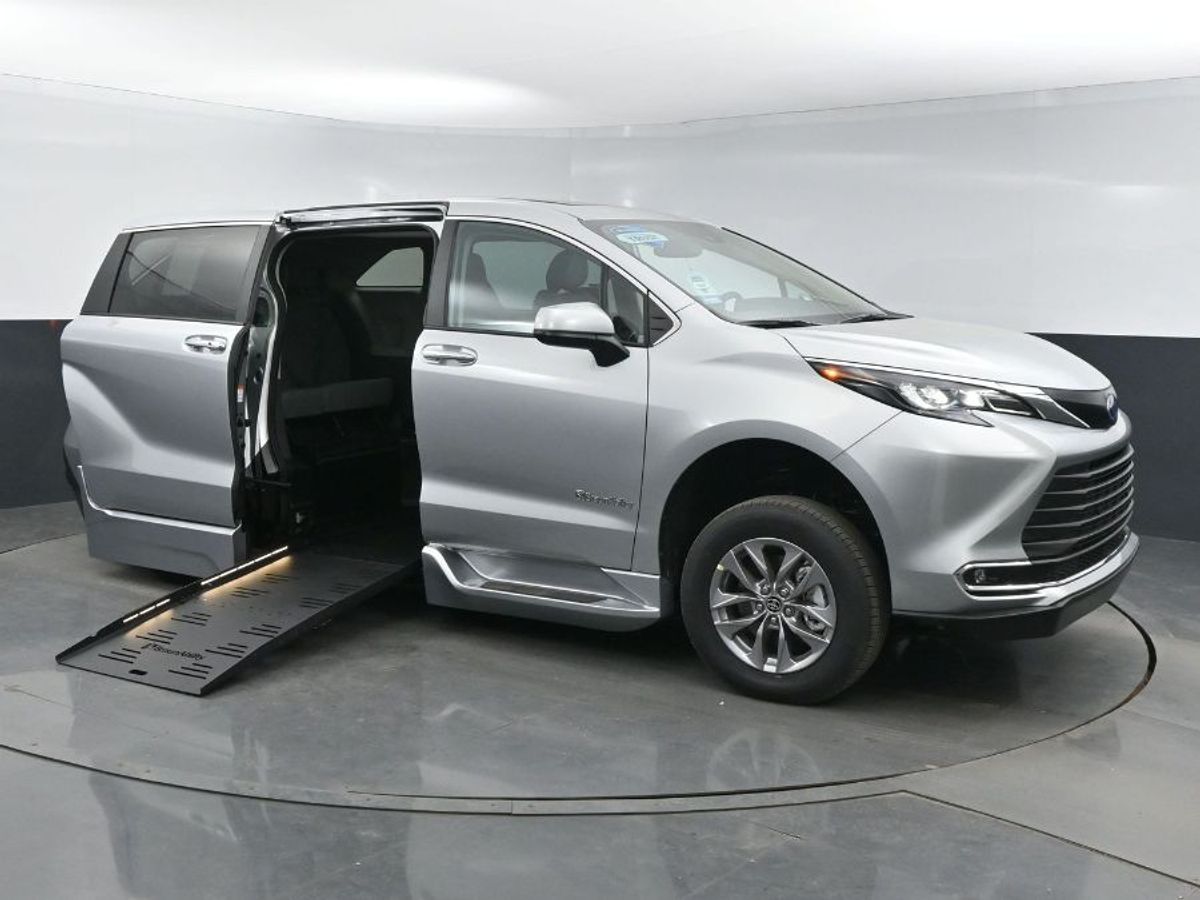 2024 Toyota Sienna XLE - Photo 18