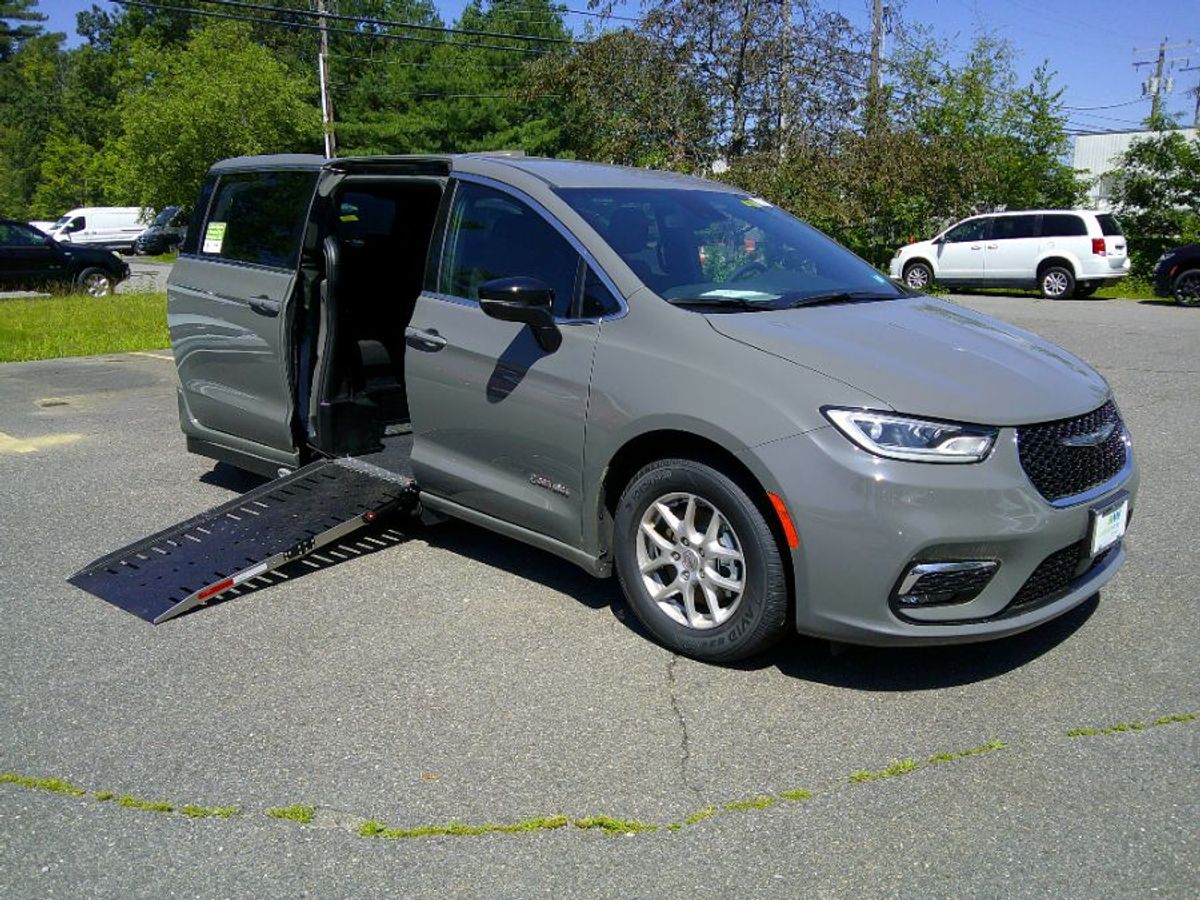 Chrysler Pacifica gris con rampa desplegable automática de entrada lateral