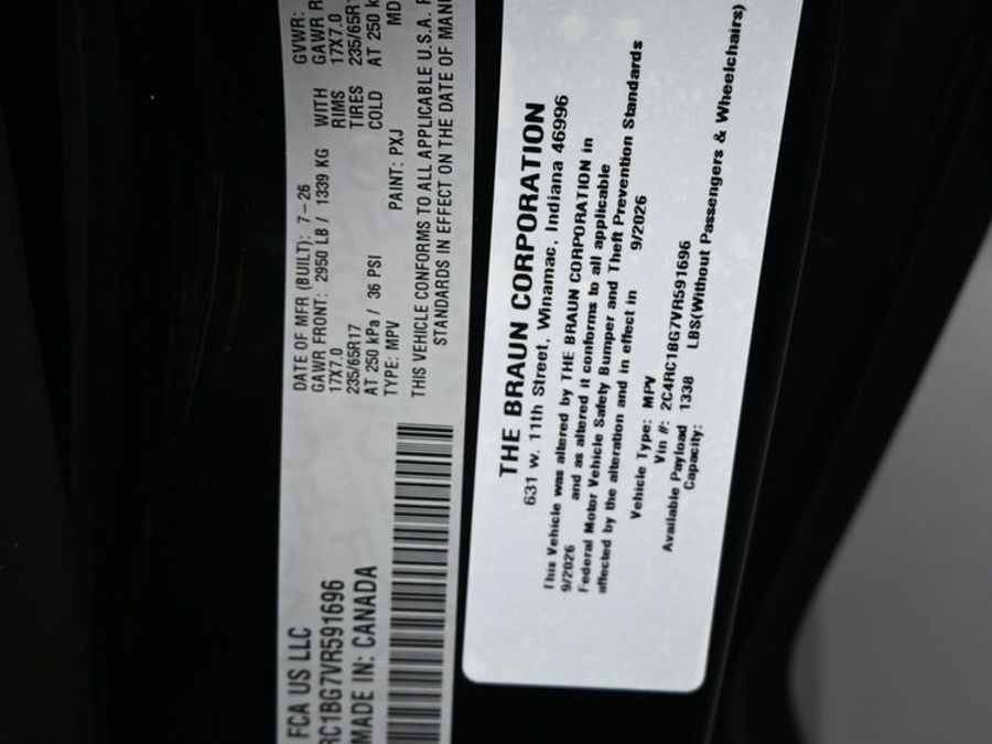 Black Chrysler Pacifica image number 14