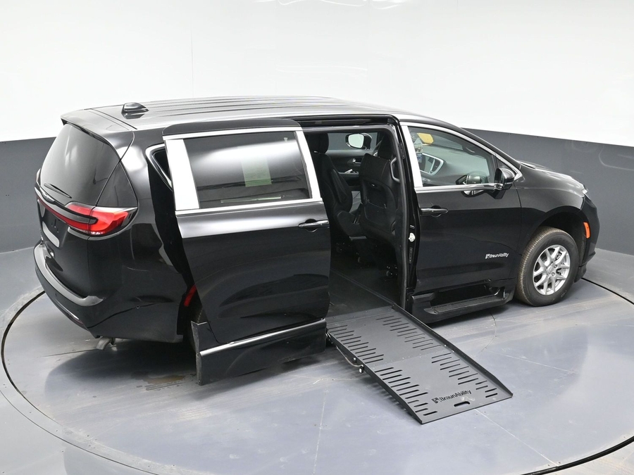 Black Chrysler Pacifica image number 25