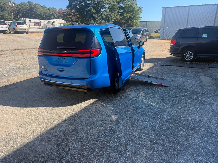 Blue Chrysler Pacifica image number 2