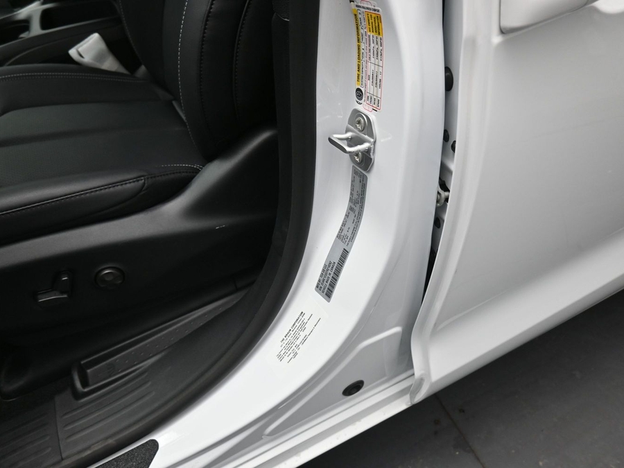 White Chrysler Voyager image number 10
