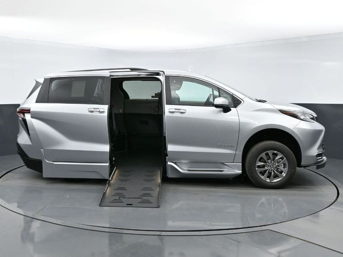 2023 TOYOTA SIENNA - Image 1