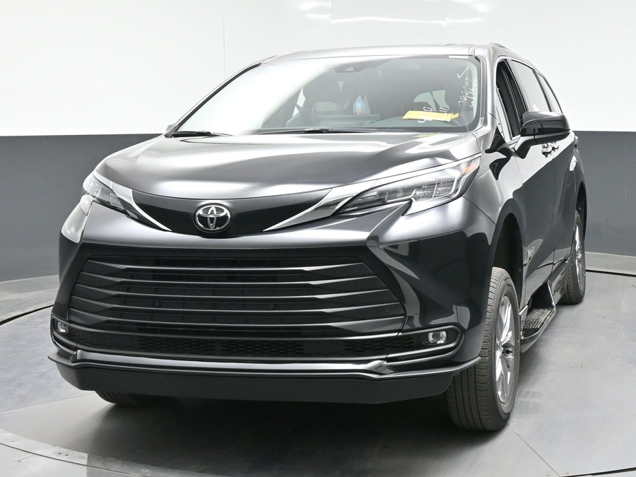 Black Toyota Sienna image number 22