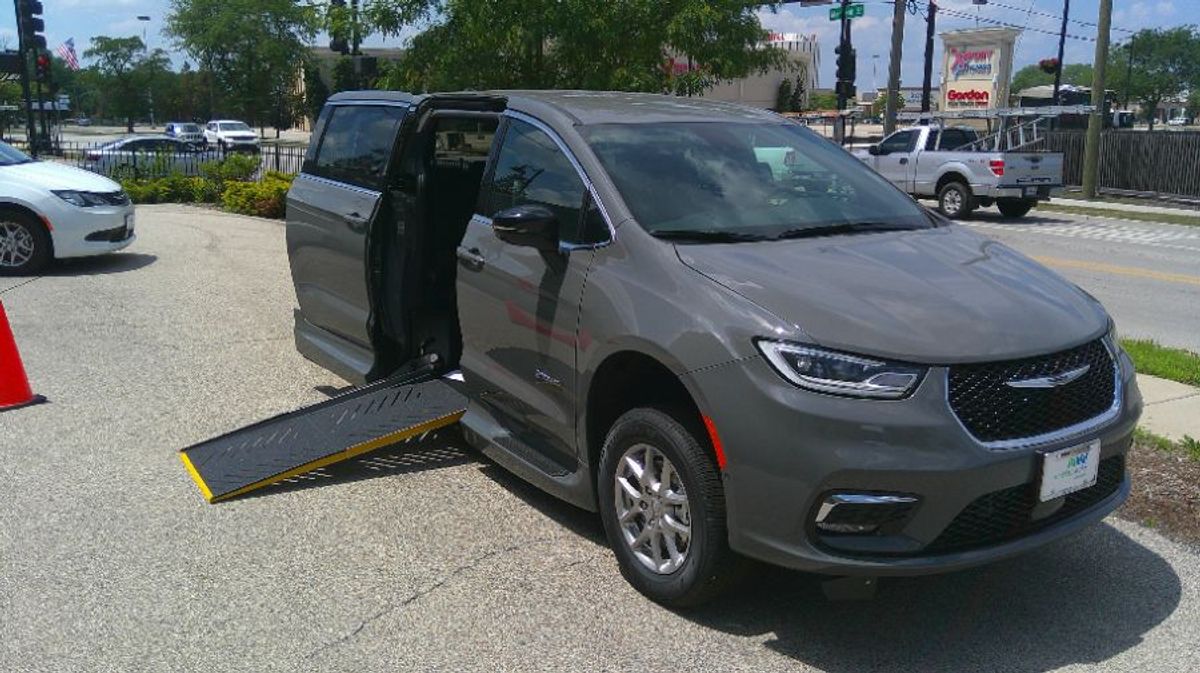 Grey Chrysler Pacifica image number 17
