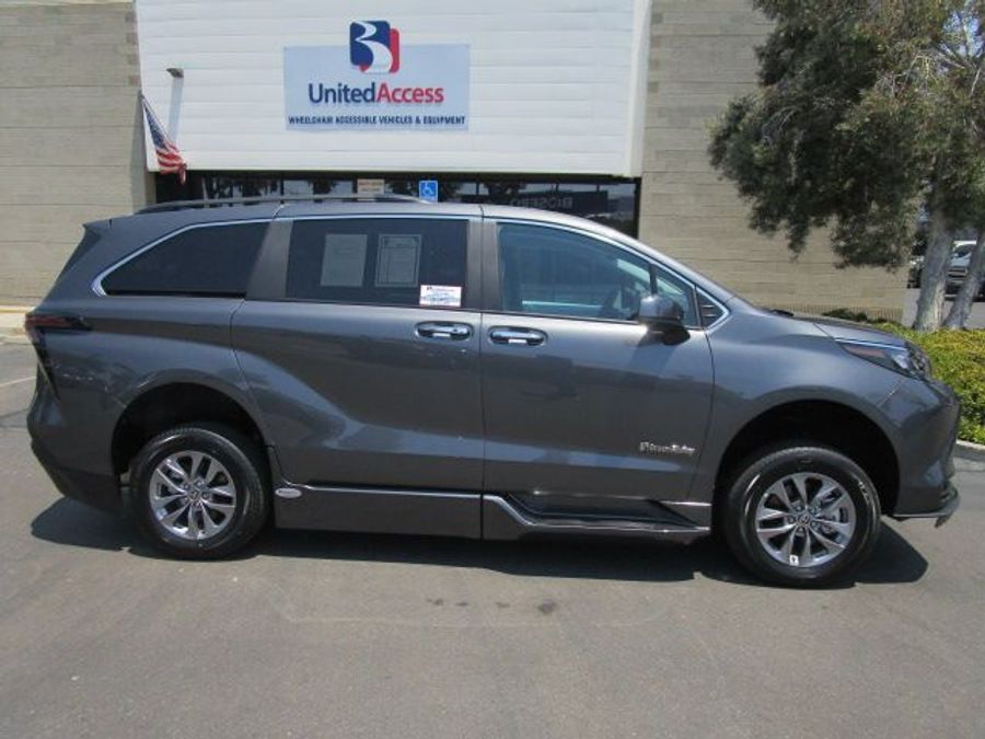 New 2025 Toyota Sienna Hybrid XLE Plus - BraunAbility Side Entry Entry In Floor Automatic Ramp