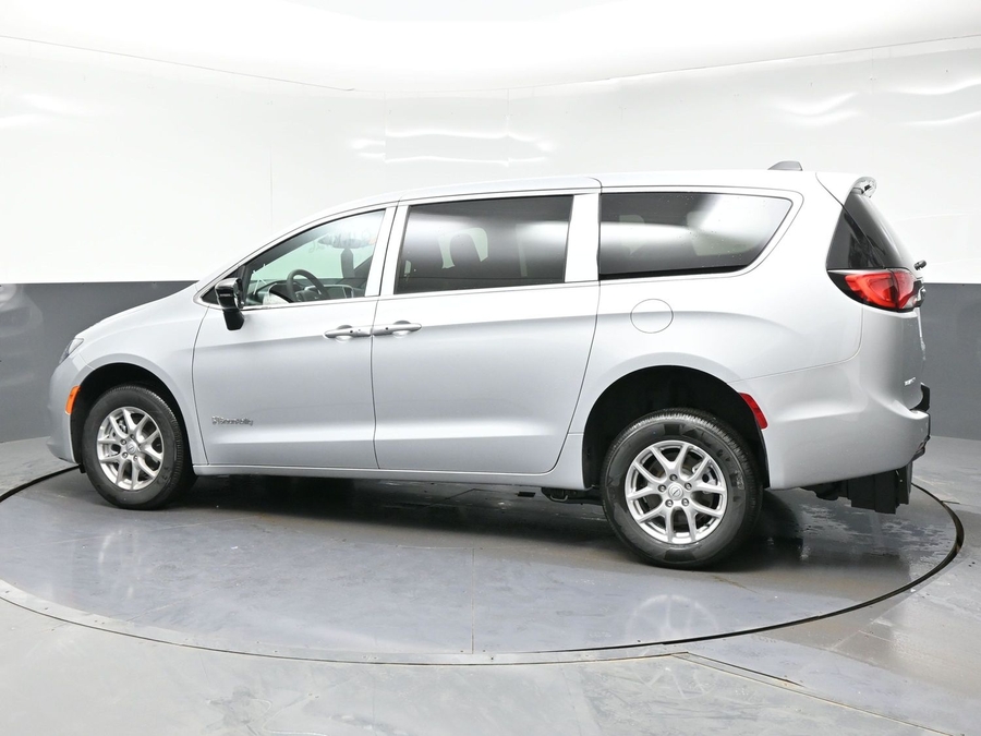 Silver Chrysler Voyager image number 3
