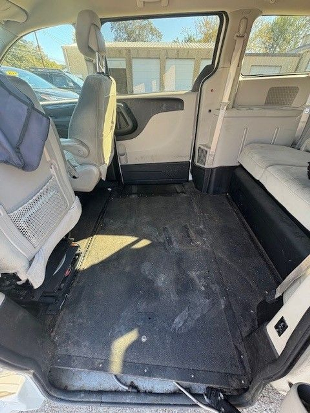  Dodge Grand Caravan image number 9