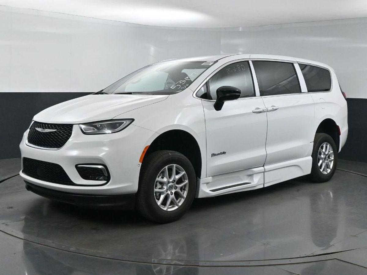 White Chrysler Pacifica image number 2