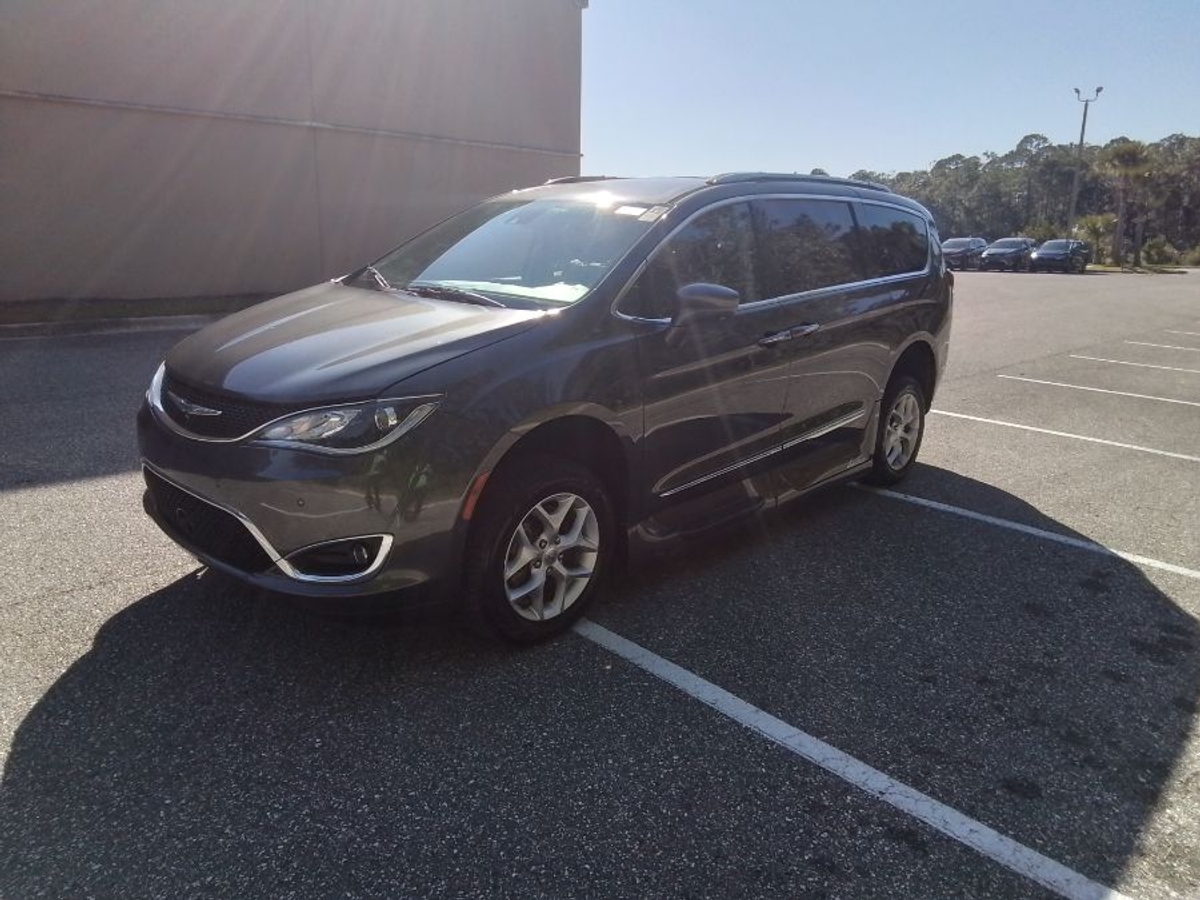 Grey Chrysler Pacifica image number 11