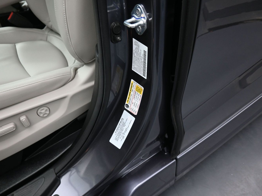 Grey Honda Odyssey image number 14