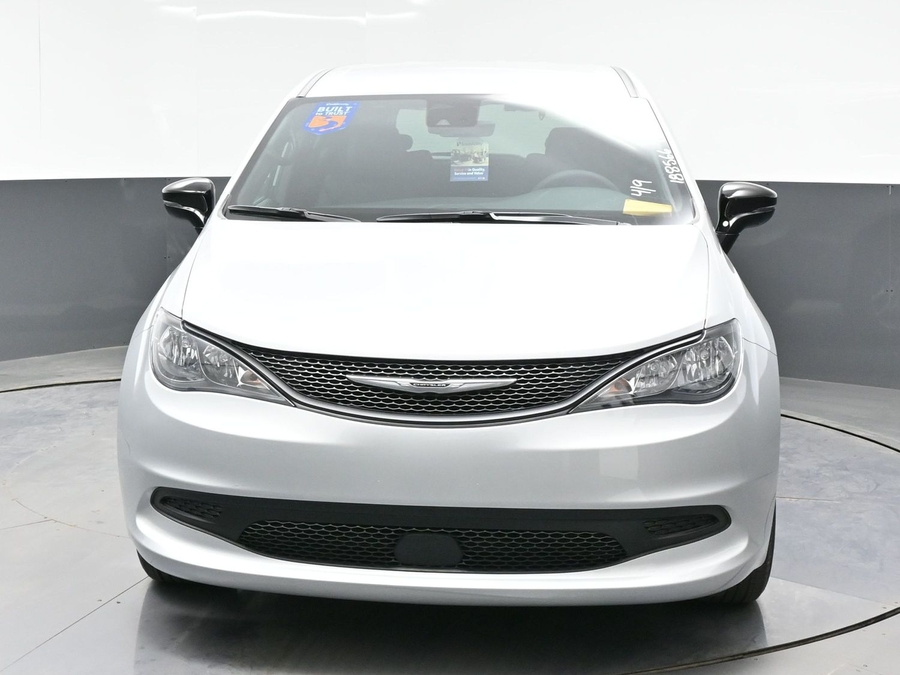 Silver Chrysler Voyager image number 1