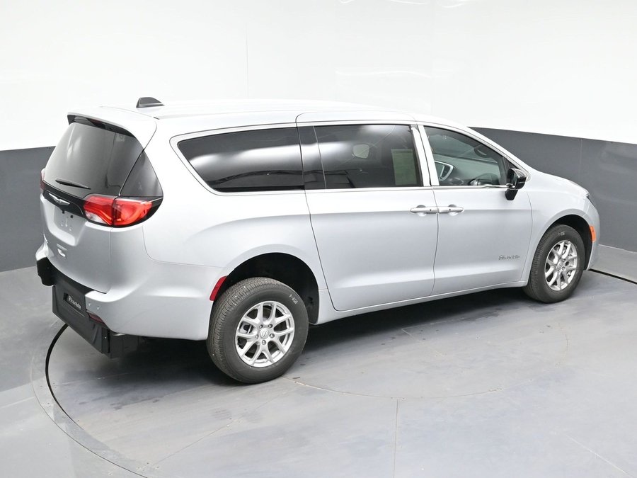 Silver Chrysler Voyager image number 24