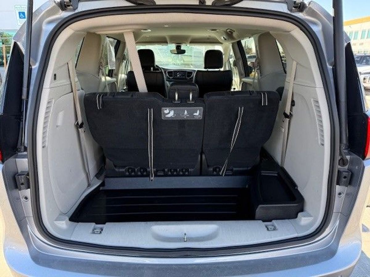 Silver Chrysler Pacifica image number 16