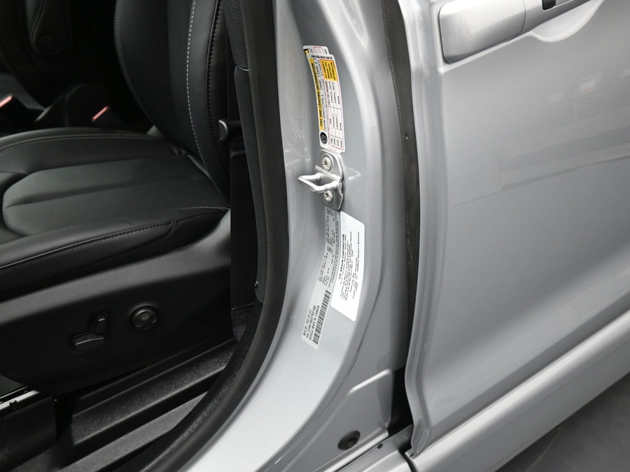 Silver Chrysler Pacifica image number 17