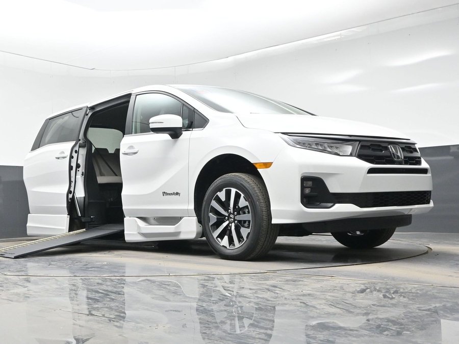 White Honda Odyssey image number 18