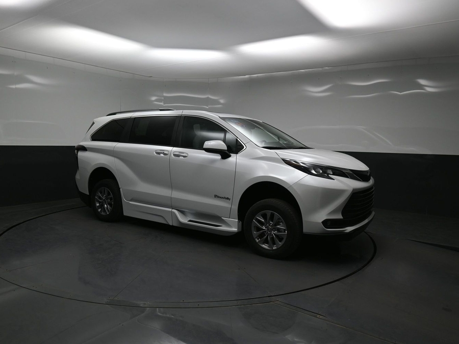 White Toyota Sienna image number 14