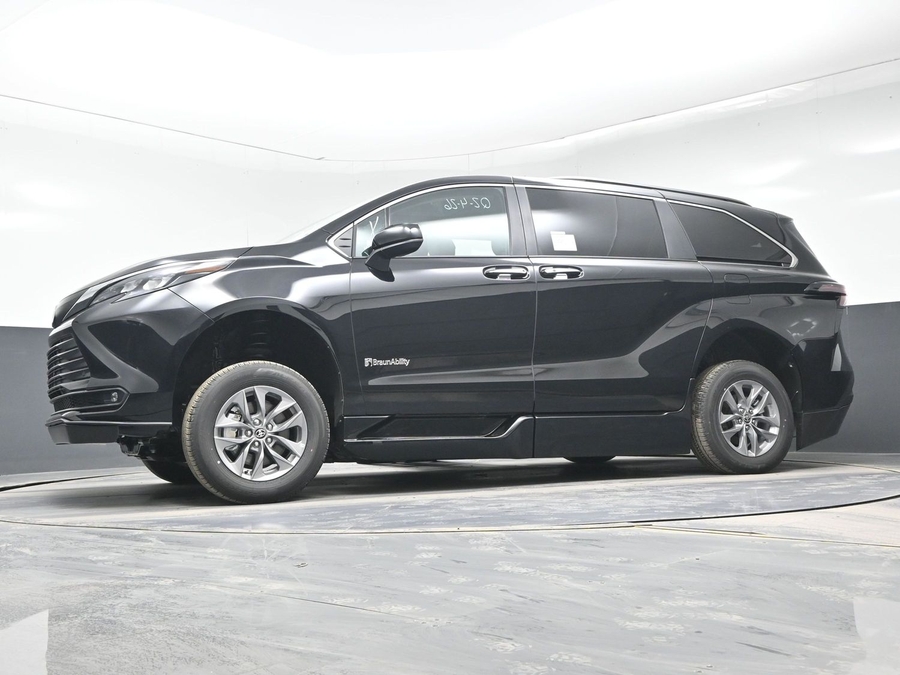 Black Toyota Sienna image number 19