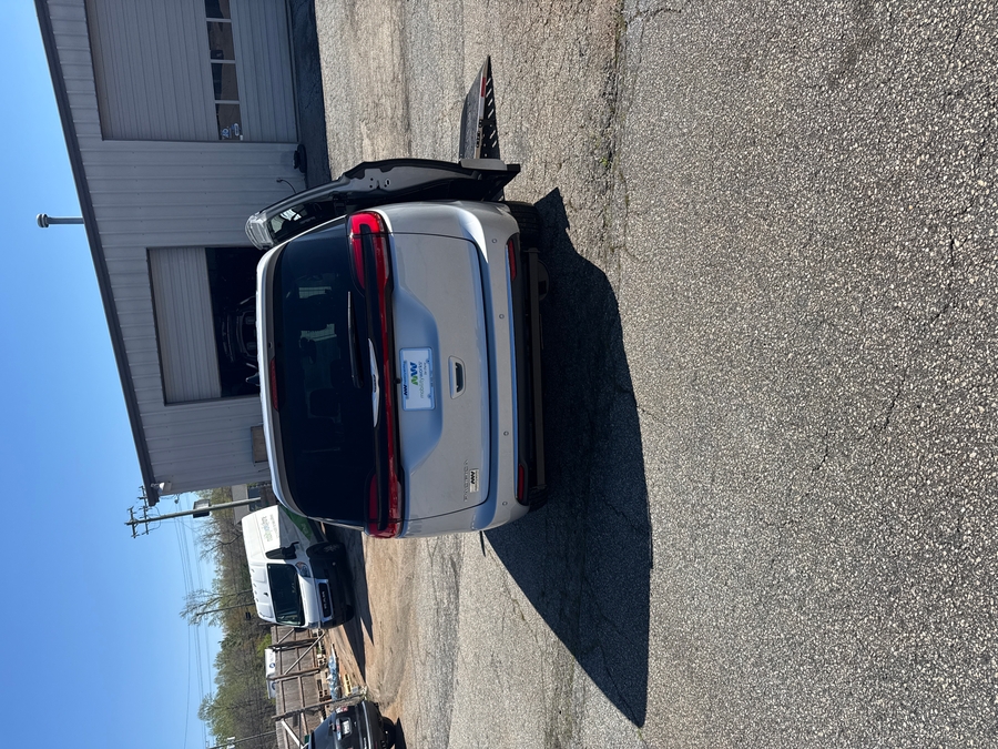 Silver Chrysler Pacifica image number 13