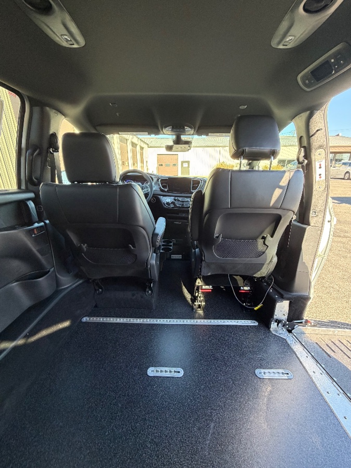 White Chrysler Voyager image number 17