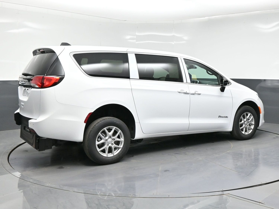 White Chrysler Voyager image number 3